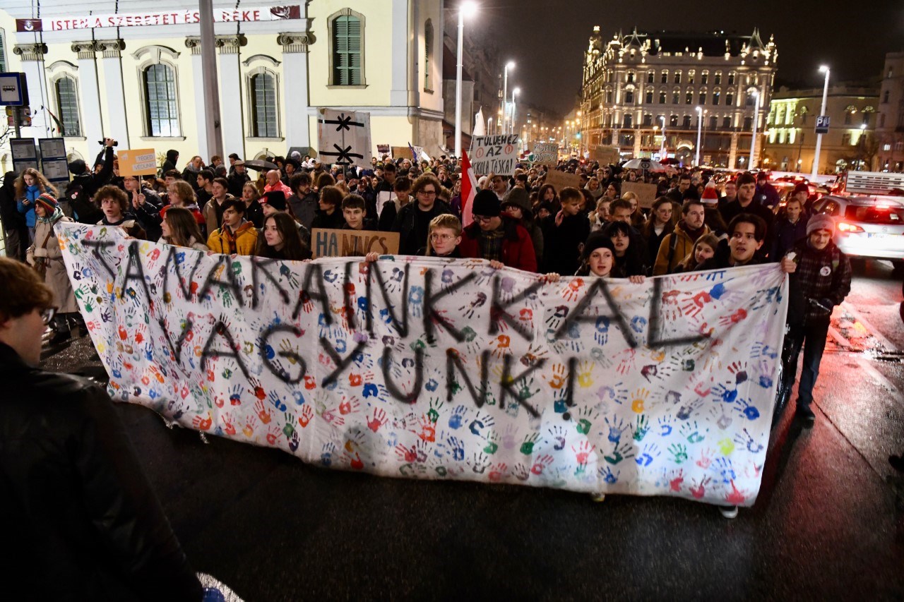 Közoktatás Szombat délután a Kossuth téren tüntetnek majd a tanárok a