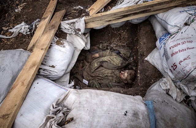 afp Halott orosz katona egy lövészárokban, AFP Év fotója, Ukrajna, Mala Rogan falu, Harkiv mellett 22.03.30.