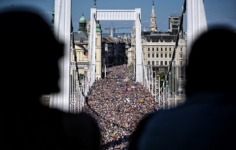 A menet eleje a Gellért téren, a vége a Deákon volt - több tízezren vonulhattak az idei Pride-on