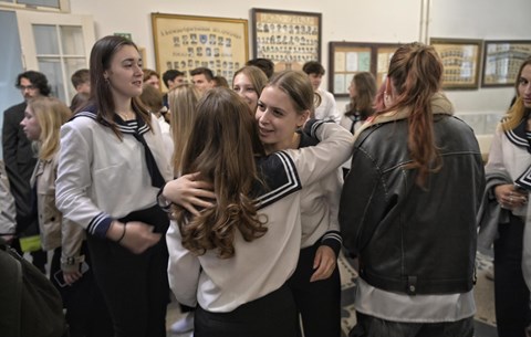 Már írják a magyarérettségi első részét a diákok - kövessétek az eseményeket az Eduline-on