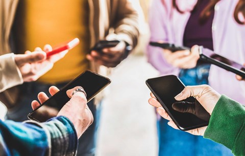 Nem nagyon tarthatták be egyes iskolák a telefontilalomra vonatkozó rendeletet