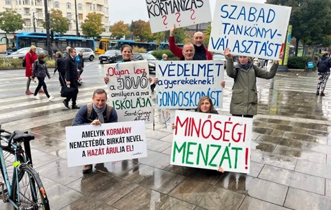 „Nekik muszáj lenyelni azt, amit lenyomnak a torkukon” - száz hete demonstrál az utcán a diákokért a Zebraszerda kitalálója