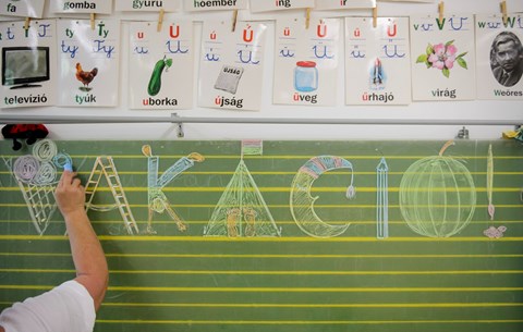 „Elkezdek végre pénzt keresni” – pihenés helyett munkával telik a nyári vakáció a pedagógusok egy részének