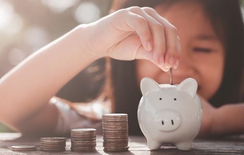 Játékoktól az első saját fizetésig – így segíthetik a szülők a gyerekeik pénzügyi tudatosságra nevelését 