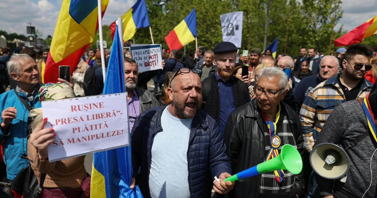 A román szélsőjobb erősödése, a kormányválság és a Böjte-ügy miatt csapdába került az RMDSZ