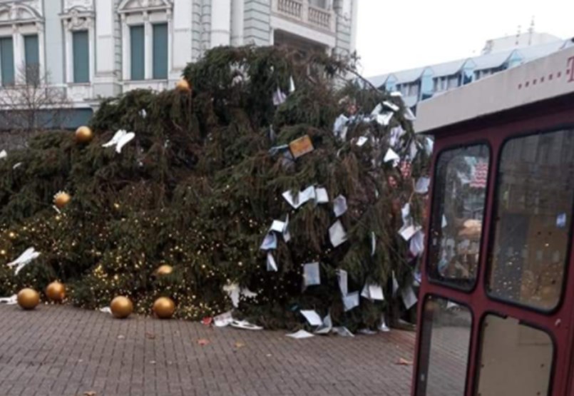 También han caído árboles de Navidad en Kaposvár, Nyíregyháza y Baja