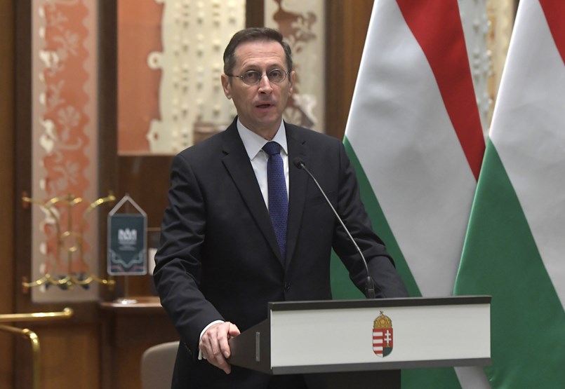 Orbán újrakeverte a kártyákat: ez az út vezetett Varga Mihály kegyvesztéséhez