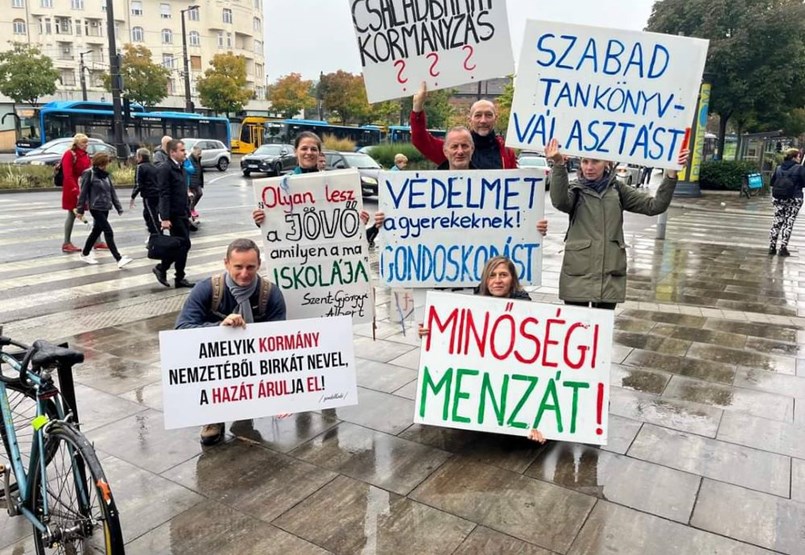 „Nekik muszáj lenyelni azt, amit lenyomnak a torkukon” - száz hete demonstrál az utcán a diákokért a Zebraszerda kitalálója