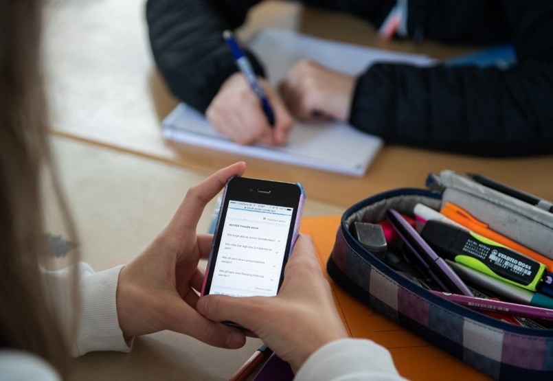 Nagy felháborodást keltett, végül eseménytelenül telt az első telefonok nélküli tanév