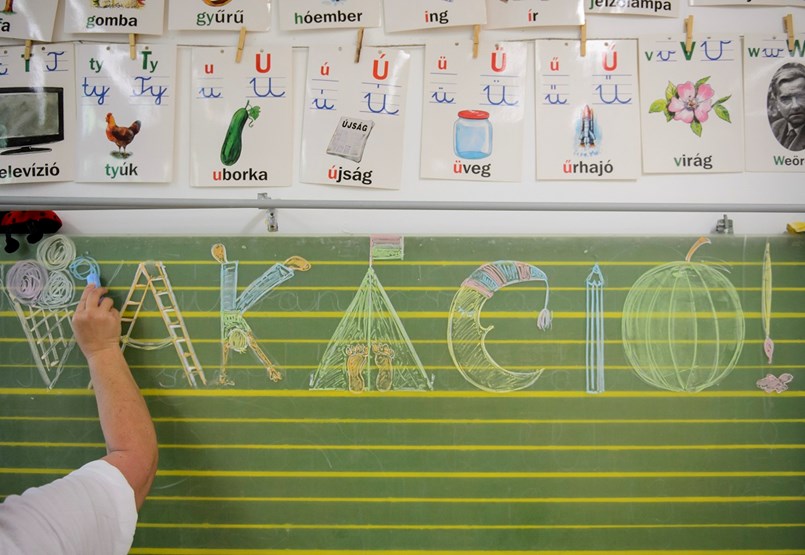 „Elkezdek végre pénzt keresni” – pihenés helyett munkával telik a nyári vakáció a pedagógusok egy részének