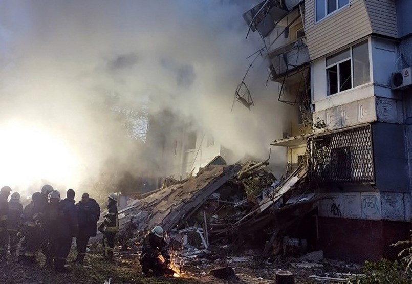 Se produjeron explosiones en Kyiv y otro edificio de apartamentos fue alcanzado por un ataque con misiles en Zaporizhia