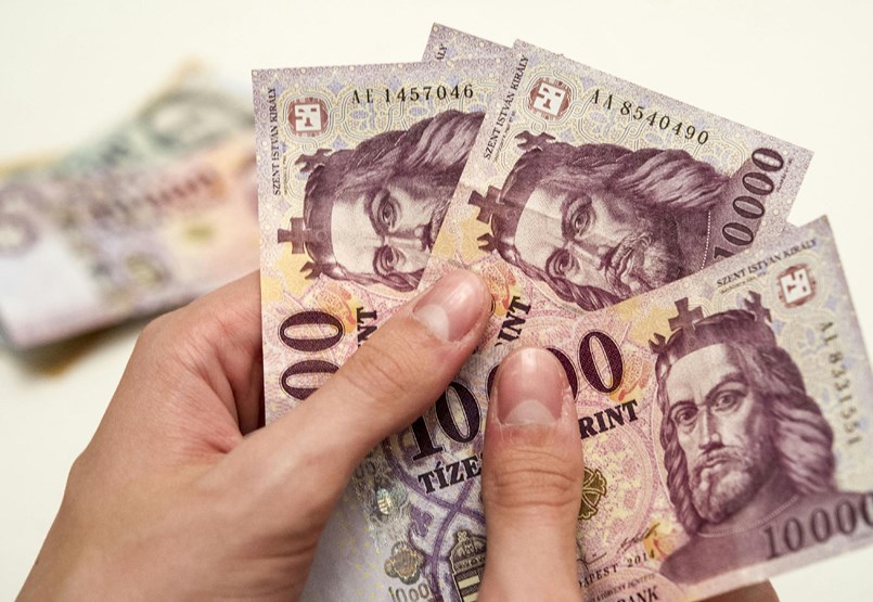 Az atyaúristenre hivatkozva fejnek meg vállalkozókat, és jól megélnek belőle, de néha lebuknak