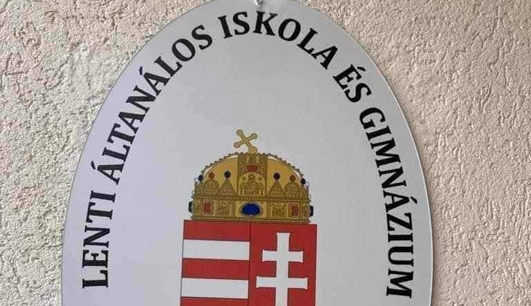 Kínos, durva hibákkal tették ki egy lenti iskola névtábláját