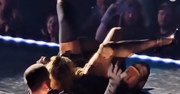 Madonna nagyot esett a színpadon, de profin kezelte a helyzetet