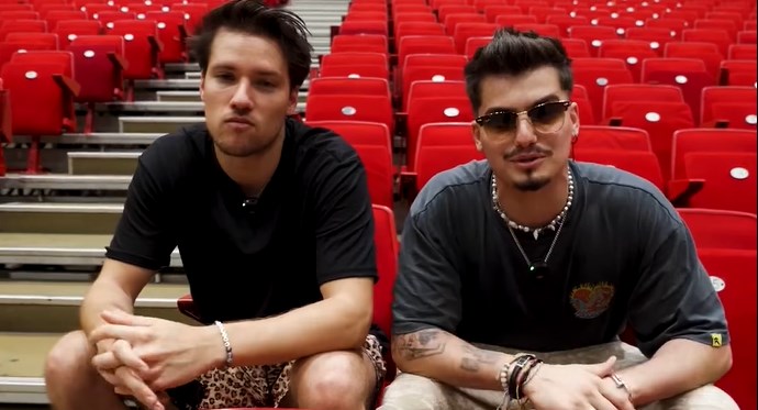Koncert közben találta el egy tűzcsóva a ValMar énekesét – videón a baleset