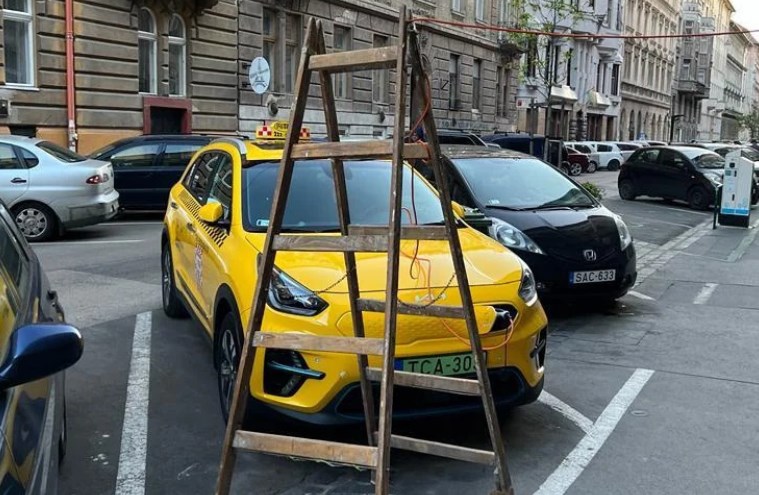 Eljárás indul a taxis ellen, aki töltőhelyet barkácsolt magának Erzsébetvárosban