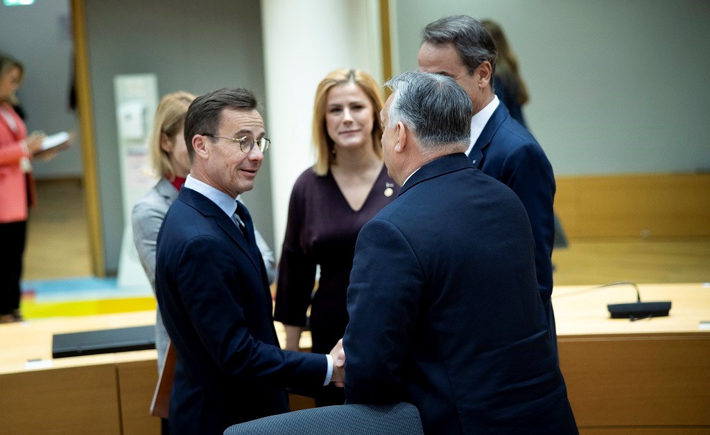 Svéd miniszterelnök: A NATO-ról nem tárgyalok Orbánnal az EU-csúcson