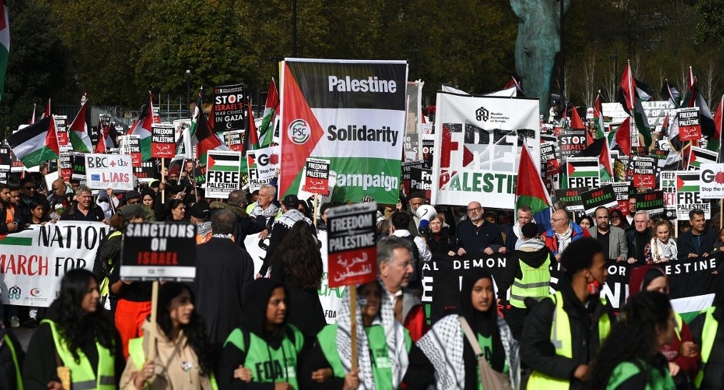 Felfüggesztették a metróvezetőt, aki Palesztinát éltette a hangosbemondón Londonban