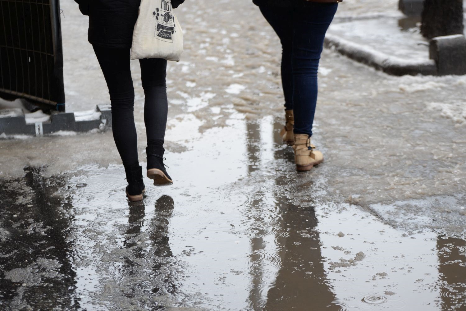 Jön az ónos eső, viharos széllel tér vissza a tél