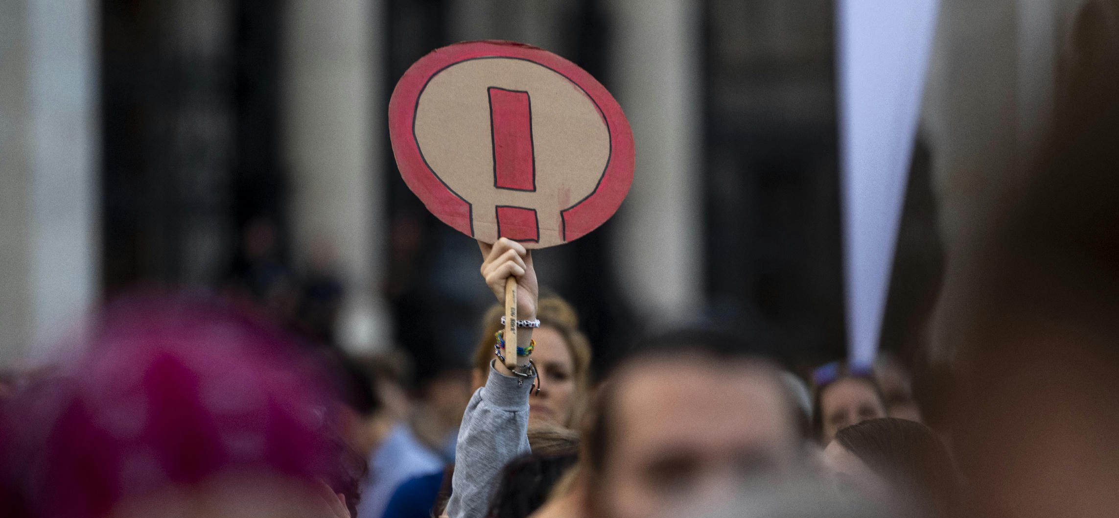 Tanártüntetés volt a Belügyminisztériumnál, Rétvári Bence szerint a tüntetők „leleplezték magukat”