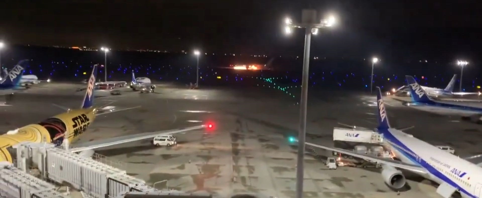 Lángra kapott a Japan Airlines egy repülőgépe a tokiói reptér kifutóján