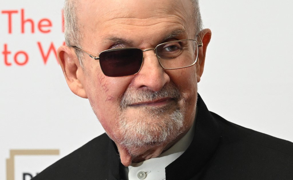 Memoárjai miatt csúszhat Salman Rushdie támadójának tárgyalása