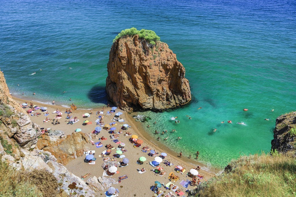 A nudisták kiborultak a fürdőruhában érkezőkön a katalán strandokon