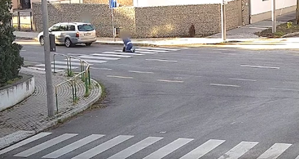 Szemébe sütött a nap, nem vette észre a gyalogost egy autós – videóval