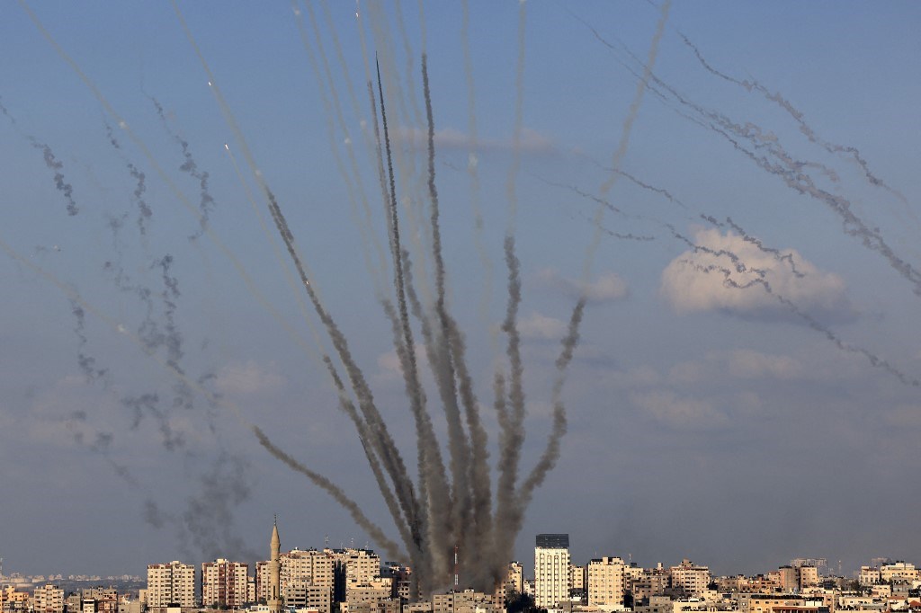 Mindkét oldalon kiéleződtek a harcok, kétezer felett a halálos áldozatok száma – az izraeli-palesztin háború ötödik napja percről percre