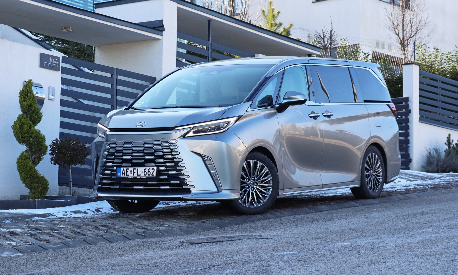 Magánrepülő szárnyak nélkül: teszten a csúcsluxus Lexus LM