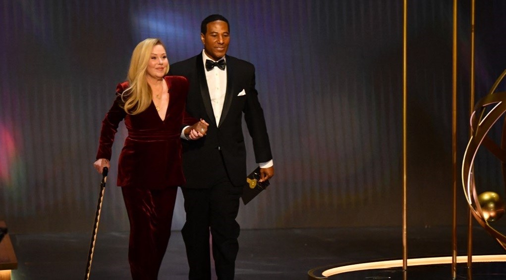 „Ezt a testet nem az Ozempicnek köszönhetem”: állva tapsolták a botra támaszkodó Christina Applegate-et