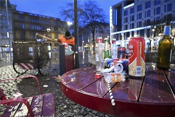 300 köbméter szemét maradt Budapest utcáin a szilvesztei bulik után