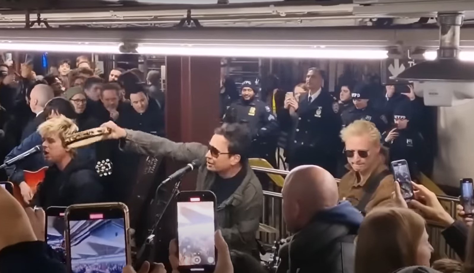 Jimmy Fallonnal koncertezett a Green Day a New York-i metróban