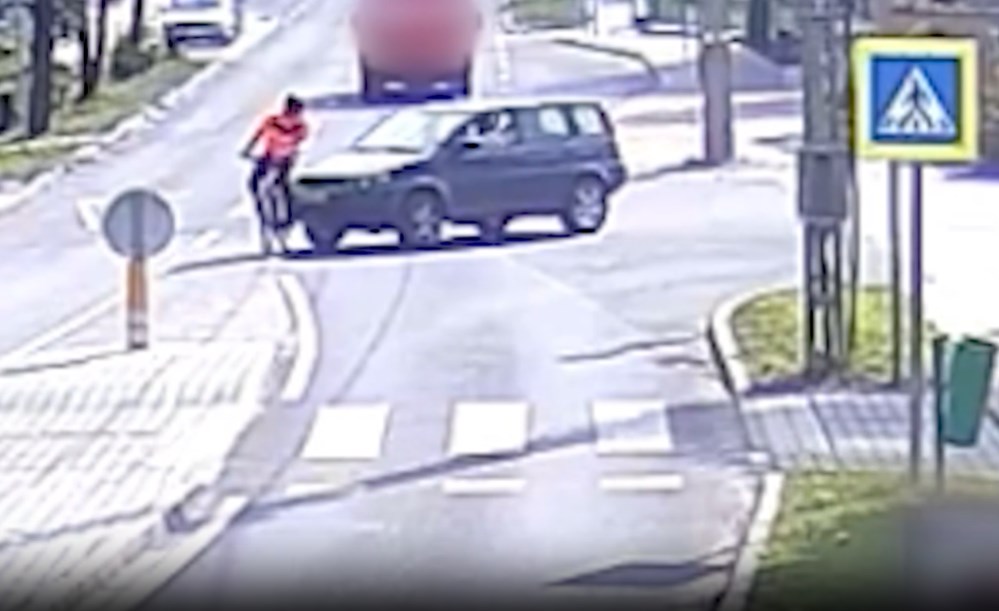 Hiába próbált menteni a bringás, jött a figyelmetlen autós és elcsapta - videóval