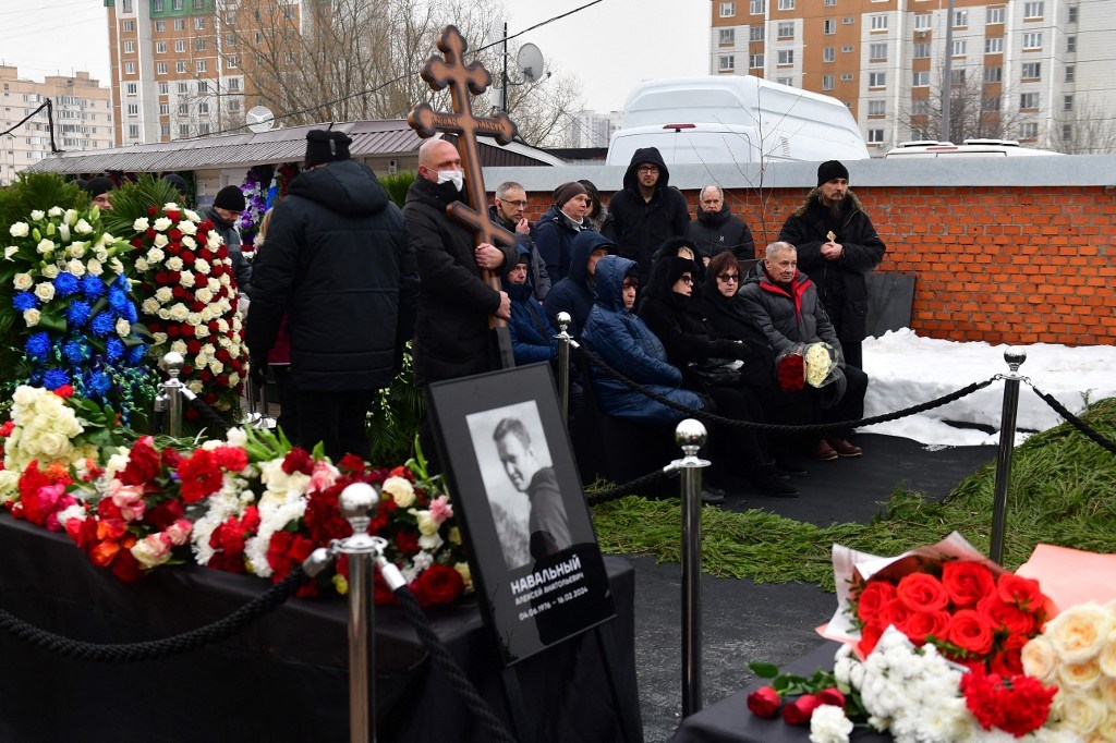 Két nappal Navalnij temetése után még mindig tömegek róják le kegyeletüket