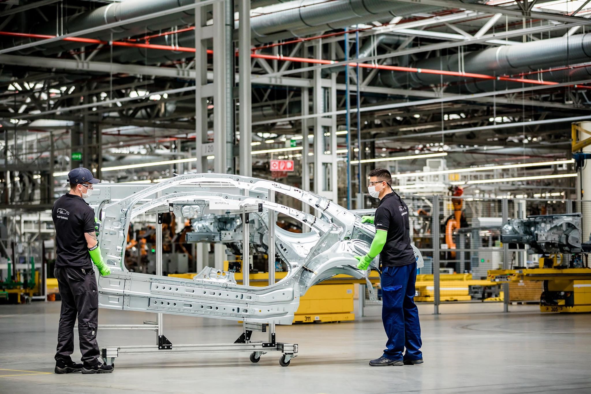 Több mint egymillió forintot kapnak áprilisban a kecskeméti Mercedes-gyár dolgozói