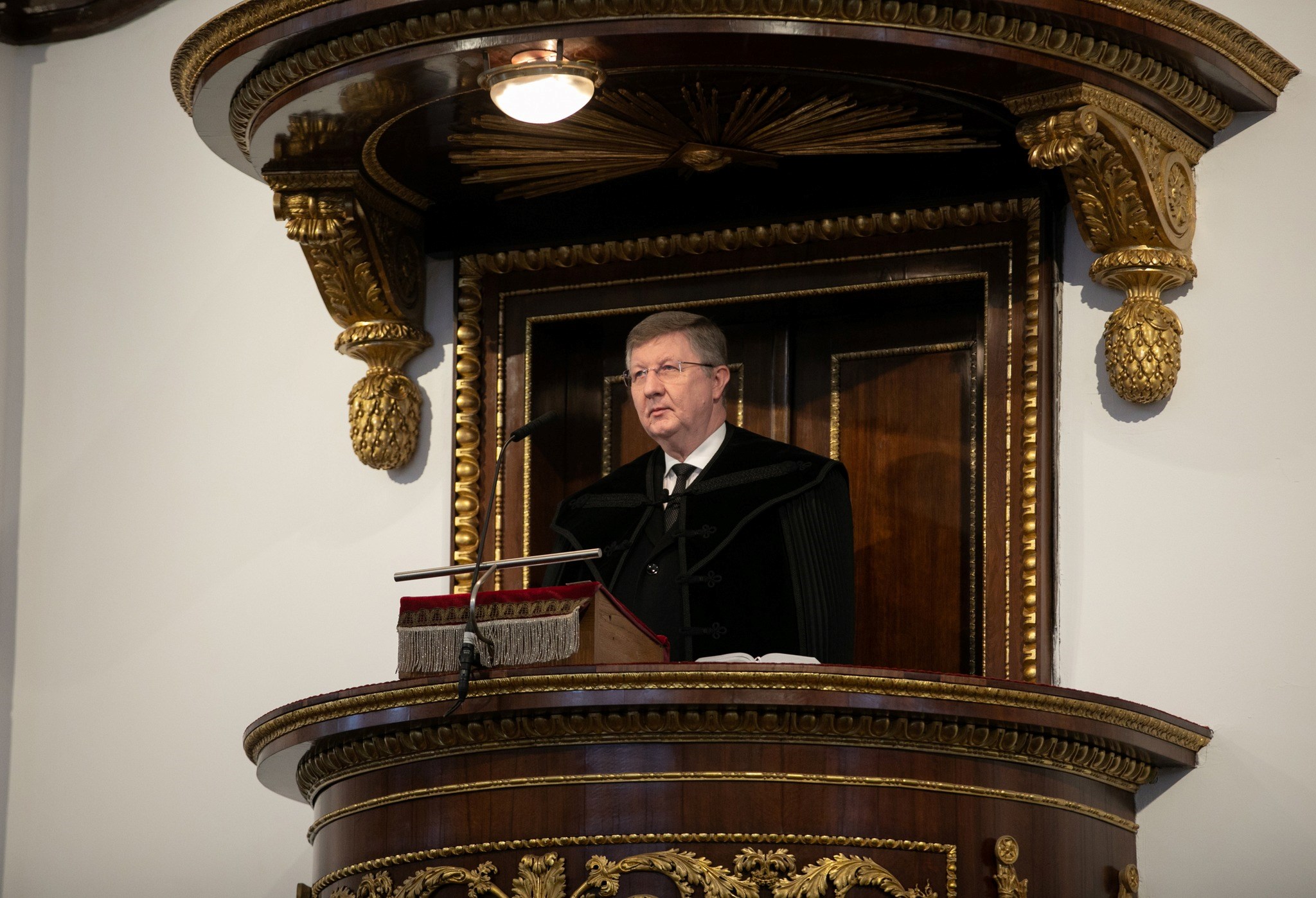 Az áldozatokért imádkozott a Balog Zoltán lemondását követelő püspök