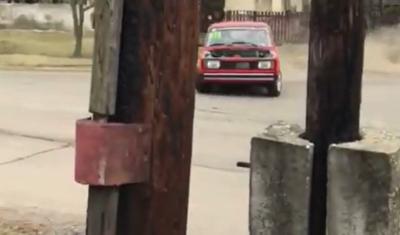 Látványosan forgatta a Ladát egy sofőr Abaújkéren, de rendőrök nem értékelték – videó