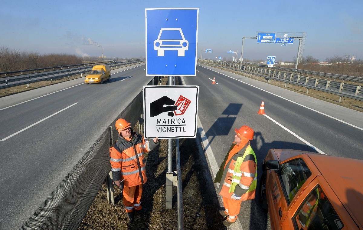 Több mint 3 millió éves autópálya-matrica jár le szerdán