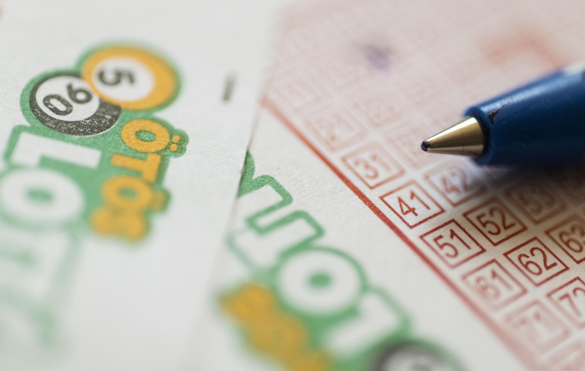 Economics: Lottery numbers for fives were drawn, but only fours brought in millions