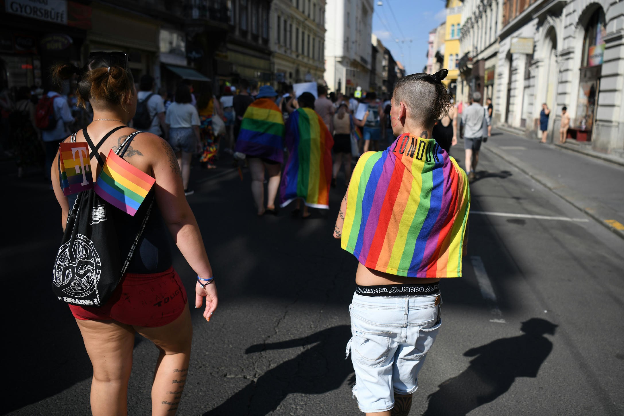 Egyre kevesebb magyart zavarna, ha LMBTQI kollégája lenne, de azt nem akarják, hogy az iskolában téma legyen