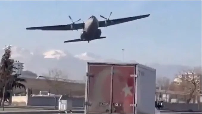 Hajmeresztően közel volt kényszerleszállás közben egy autópályához a török katonai gép – videó