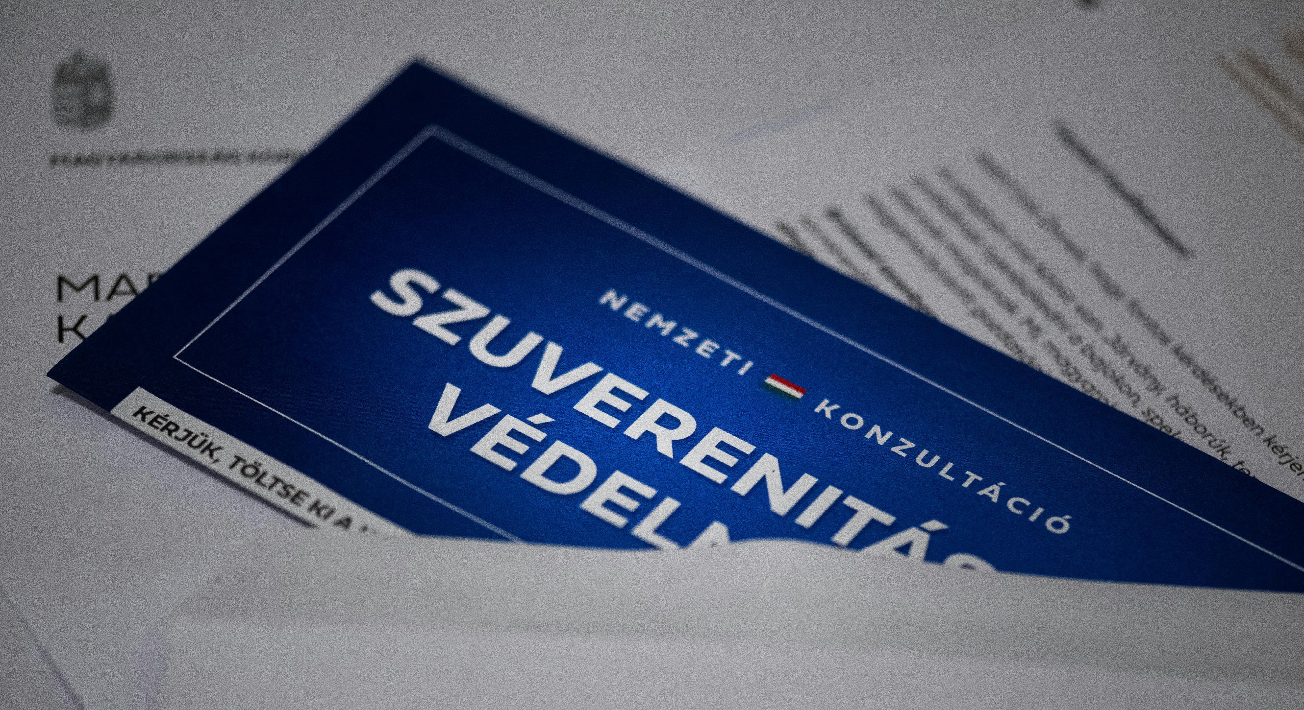 Polt inkább Péterfalvinak passzolta annak kivizsgálását, hogy a Covid-oltáshoz megadott e-mail-címeken a nemzeti konzultációt reklámozása jogszerű-e