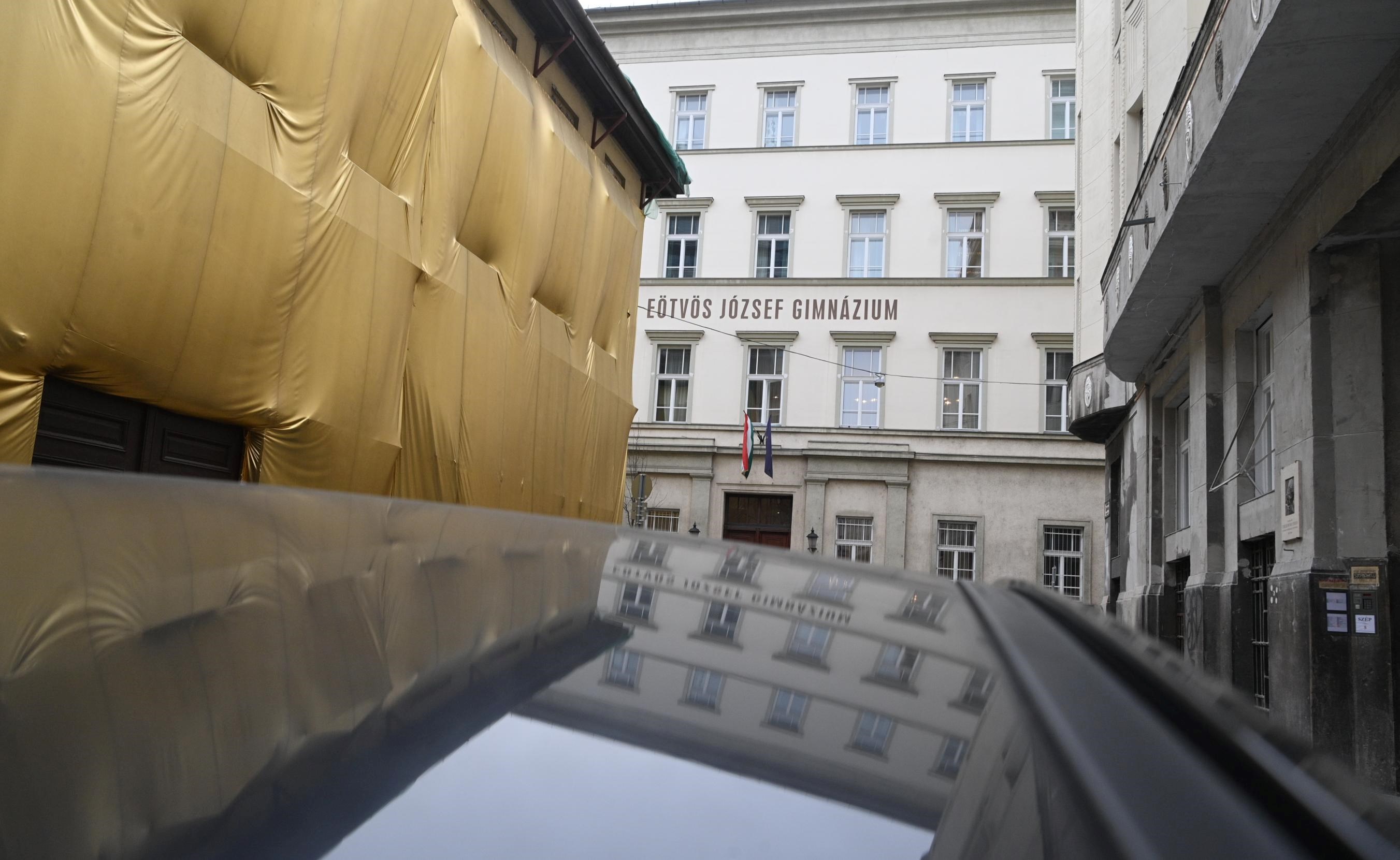 Kihallgattak egy gyanúsítottat az Eötvös József Gimnázium vesztegetési ügyében