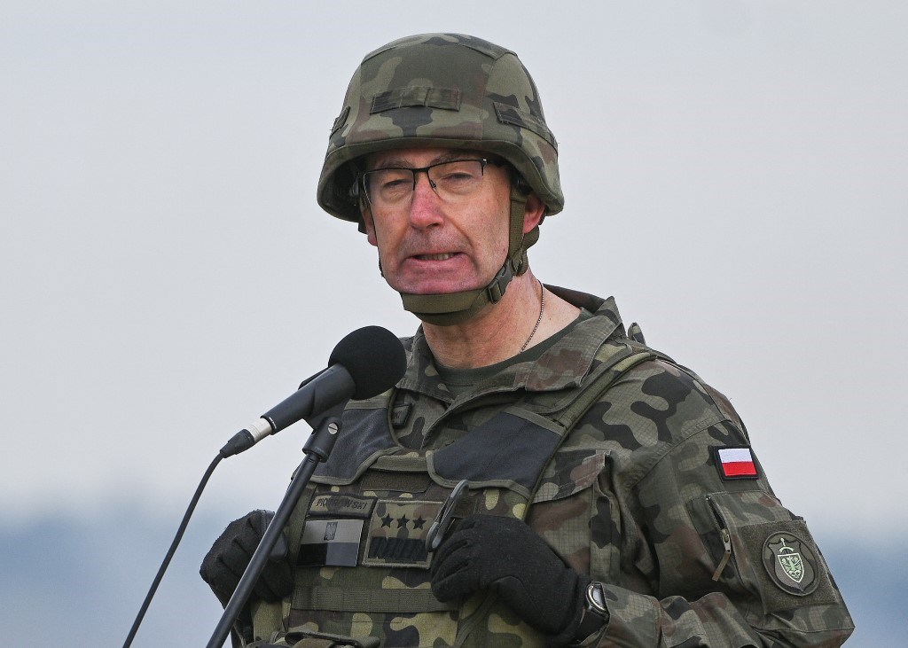 Négy nappal a választások előtt lemondtak a lengyel hadsereg vezetői