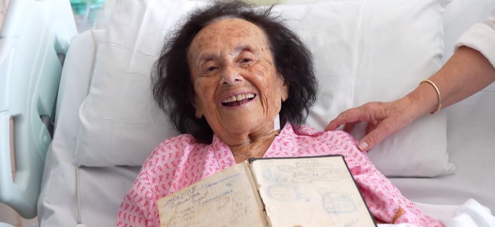 A 99 éves magyar holokauszttúlélő mesébe illő módon kapta most vissza Auschwitzban meghalt öccse iskolai könyvét