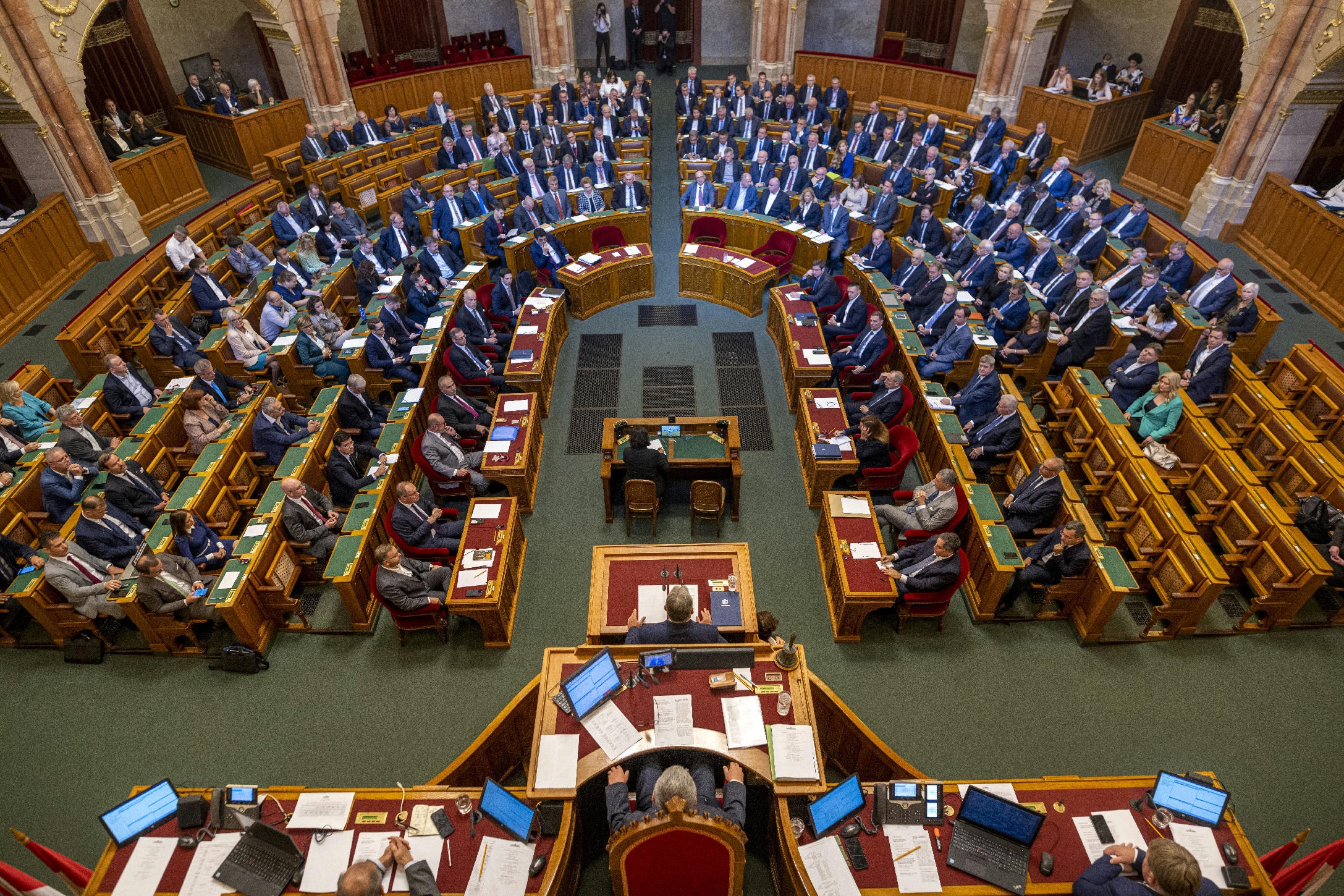 Májusban szavazhat a magyar parlament az európai minimálbérről