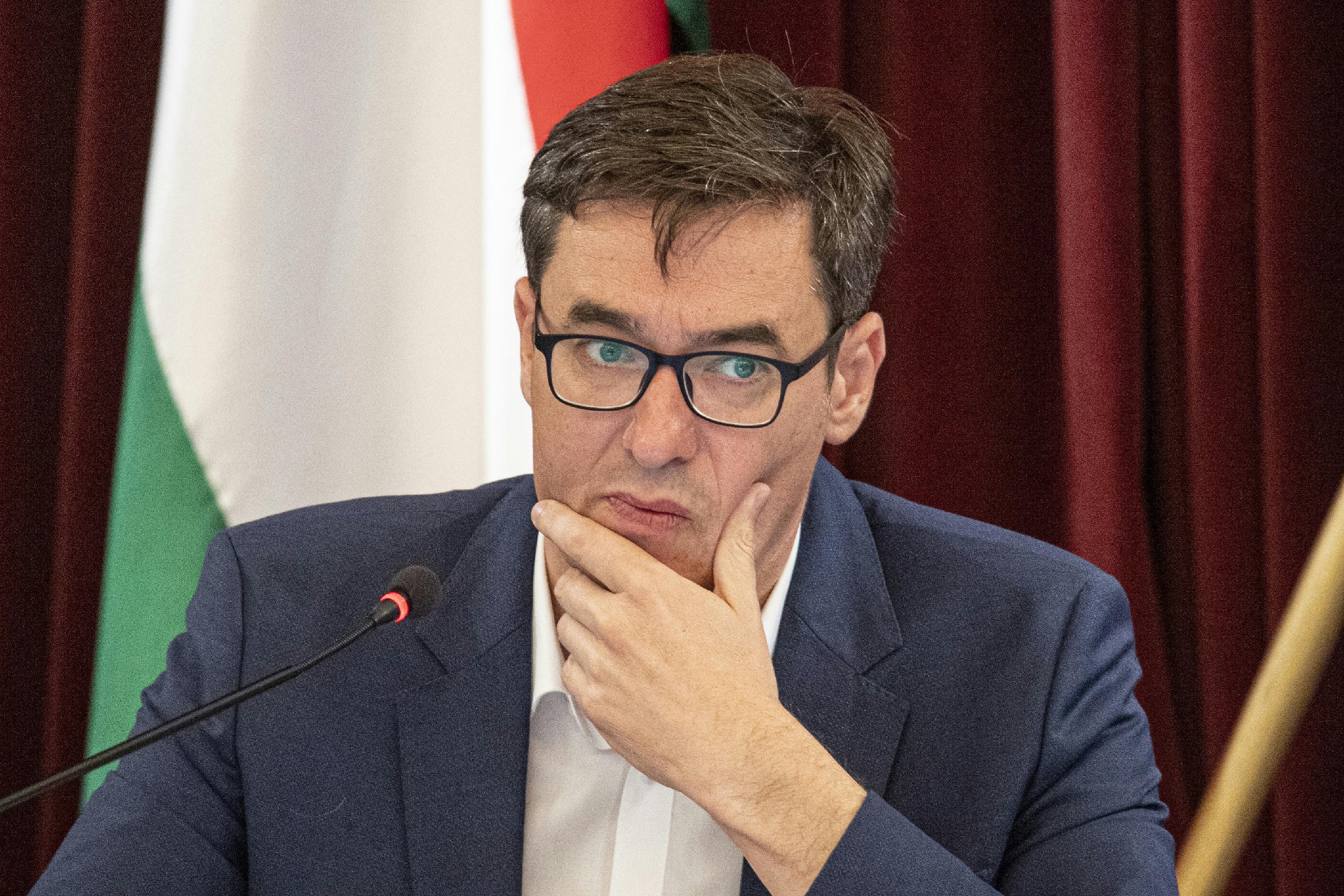 Saját kezűleg vágná le az illegális épülethálókat a fővárosi épületekről Karácsony Gergely