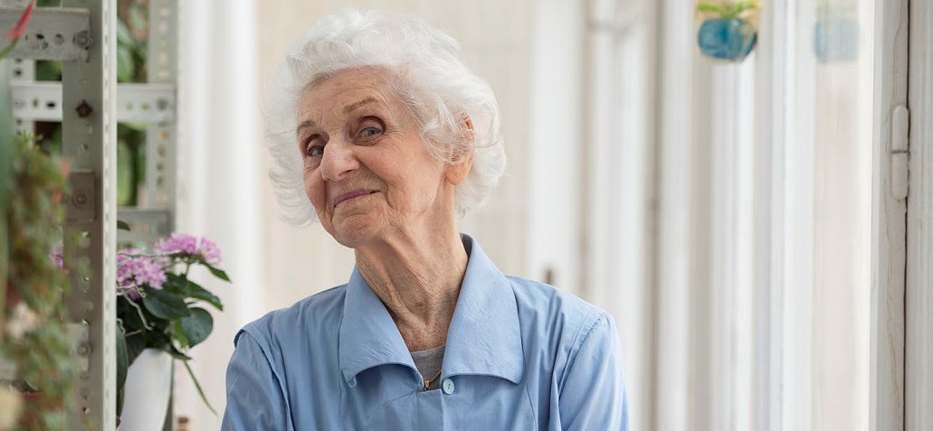Felrúgott mindent, amit egy 90 éves emberről gondolnál – Fahidi Évára emlékezik a Tünet Együttes