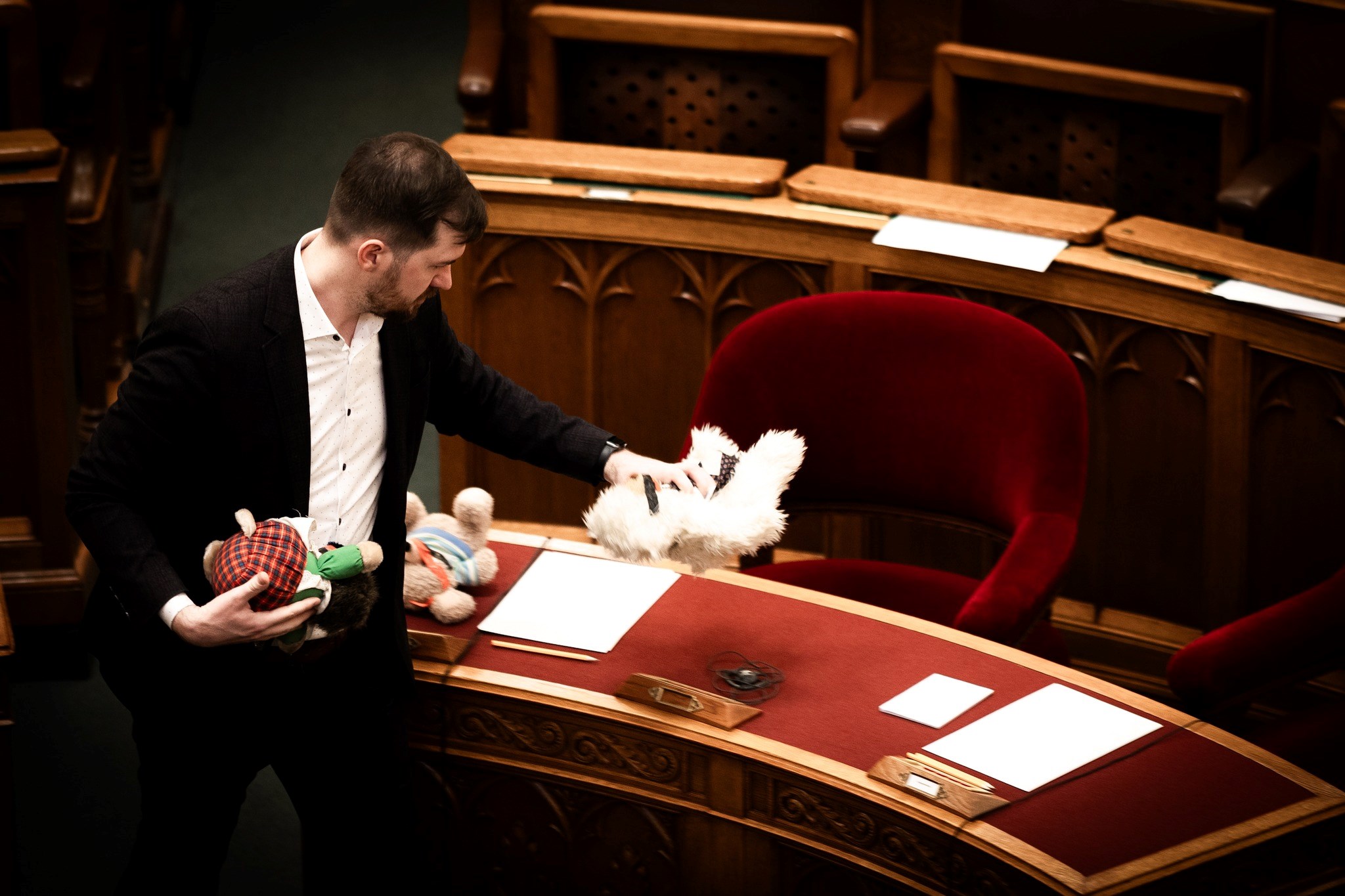 Plüssállatokkal próbál válaszokat kapni a Momentum a kormánytól a kegyelemügyben